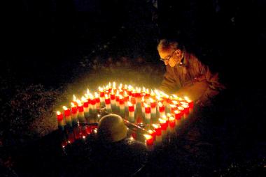 La tradición indígena señala que tras haber velado durante toda la noche las tumbas de sus parientes muertos que previamente fueron ataviadas con arcos y cruces hechas con cempasúchil, cientos de veladoras y cirios y la comida preferida del difunto, las mujeres regresan a sus casas.