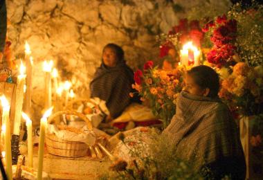 Los familiares y amigos depositan, en las tumbas de sus seres queridos, flores de Cempasúchil y nube, además de limpiar las criptas y sus alrededores.