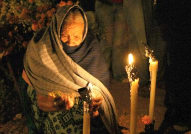 Los platillos preparados para la ocasión son diversos, pues las familias acostumbran cocinar el guiso preferido del pariente que ya murió, que además de presentarlo en la ofrenda de las viviendas, es degustado en la tumba del difunto para compartirlo.