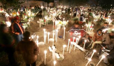 Además de los músicos, destacaron el olor del copal, la luz de las velas y el color de las flores de cempasúchil, ofrendas que los visitantes presentaron a sus familiares que ya murieron y que este día recuerdan con alegría.