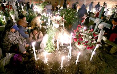 Otros asistentes al cementerio, como Hilda Barrientos, hizo la limpieza de la tumba de su esposo que falleció hace 20 años y no tuvo oportunidad de conocer a todos sus nietos, por lo cual le llevó algunas fotografías.