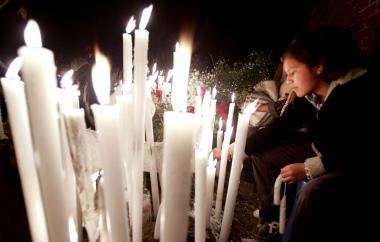 José Antonio Hernández, uno de los visitantes, llegó no sólo con flores a visitar la tumba de sus padres, sino que también llevó un cantante para que interpretara las canciones preferidas de sus difuntos.