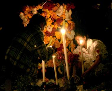 Sin importar que apenas se pueda caminar en los pasillos de los panteones, la gente llegó con cubetas, escobas, ramos de flores, veladoras, fotografías y algunos alimentos para montar las ofrendas.