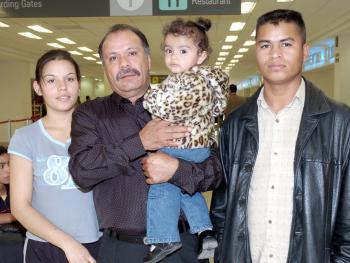 Abel González viajó a Tijuana y lo despidieron Juan y María Gaytán.