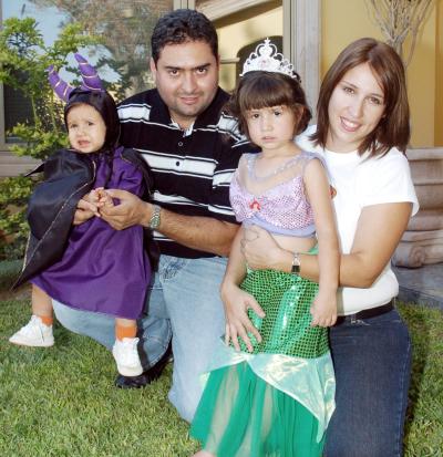 Víctor y Catalina Rodríguez junto a sus hijas Paola y Victoria.