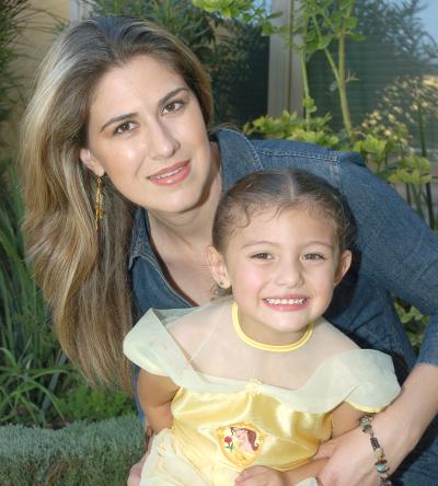 Martha Chávez de Montellano junto a su hija Mariana.