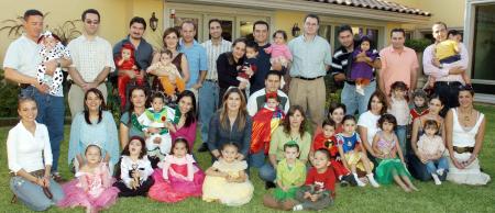 Una fiesta de disfraces infantiles organizó un grupo de amigas y sus esposos.