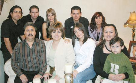 01 de noviembre 2005
Con motivo de sus cumpleaños, Lety Romo de Mendoza fue festejada por su esposo Víctor Mendoza, sus hijos Raúl y Norma de Quintanilla, Karla de García, Marcelo García, Victoria Mendoza y Paola Mendoza, entre otros.