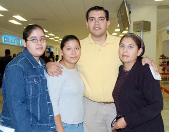 02 de noviembre 2005
Arturo Reynoso viajó a Villahermosa, lo despidieron Eva Reynoso, Eva Rocha y Azucena Reynoso.