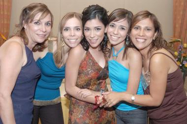 Pamela Rodríguez Venegas junto a su mamá, Juana María Venegas  de Rodríguez, sus hermanas Claudia y Mariana y su tía Lorena Venegas.