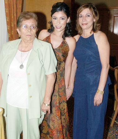 La futura novia, junto a su mamá, Juana María Venegas y su futura suegra, María Luisa Aranda de Hernández.