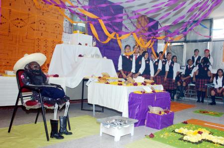 Los alumnos de 3 D de la Escuela Secundaria Federal Número Uno, montaron su altar de muertos para el doctor José María Rodríguez.