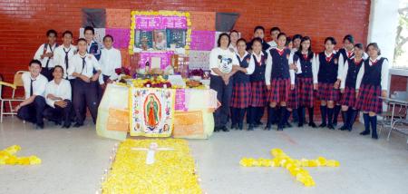 Los alumnos de 3 A de la Escuela Secundaria Feedral Uno dedicaron su altar a Juan Pablo II.