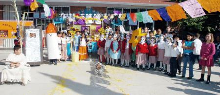 En la escuela Jesús María del Bosque, los alumnos se caracterizaron de diversos personajes para montar su altar.