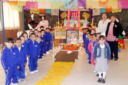 El jardín de niños Miguel Hudalgo dedicó su ofrenda a Frida Kahlo.