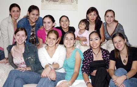 Cristy, Ale, Paty, Ana Sofía, Xiomara, Gaby, Dulce, Fritzia, Ana Sofía y Gloria acompañaron a Corina Godoy, en la despedida de soltera.