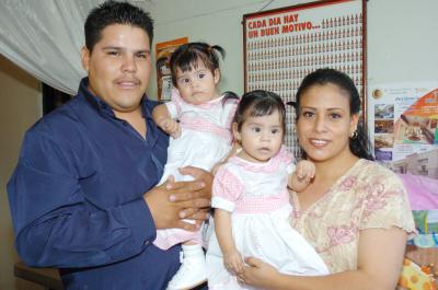 Las gemelitas Sofía Michelle y Andrea Lizzette Murillo Fernández celebraron su primer año de vida, con una divertida piñata organizada por sus papás.