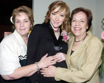 La futura mamá, acompañada por las anfitrionas, Berenice Leal y María Elena Arenal de Ducoulombier.