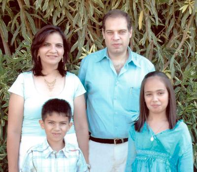 Fernando Zablah Mourra y Nancy Zarzar de Zablah con sus hijos Nancy y Fernando Nassim Zablah Zarzar, en pasado festejo.