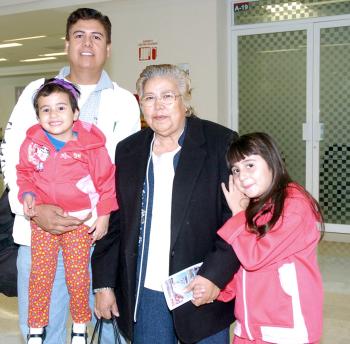 06 de noviembre 2005
Olga Santana viajó a Hermosillo, la despidió la familia Wilson.