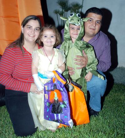 José Ángel Iza, Ludivina de Iza con sus pequeños José Ángel y Ludivina Iza de Leal.