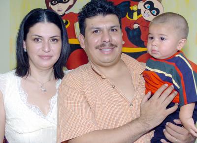 Sergio Gustavo Cruz Rivera acompañado por sus papás, Sergio Cruz y Rosy Rivera Cruz, el día de su piñata