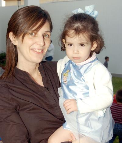 Sofía Murra Vicario, con su mamá Isabel de Murra.