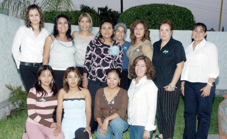 Magdalena Ríos de Alvarado recibió mútiples felicitaciones y bonitos obsequios de sus amigas, en la fiesta de canastilla que le prepararon por el cercano nacimiento de su primer bebé