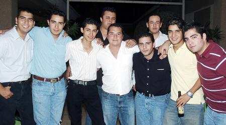 Carlos Bazán López con sus amigos Bobe Nahle, Issac Nahle, Issac Díaz, Chuy Flores, Beto Flores, Christian Saldaña, Jorge Batres, Víctor Arellano y Nelson Delgado.