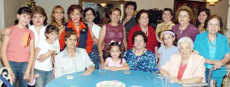 Clelia Calderón de Morales junto a invitadas a su fiesta de cumpleaños.