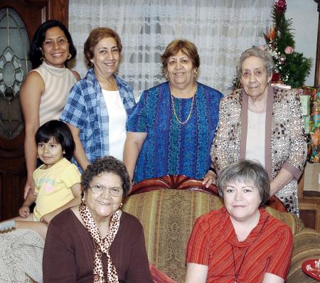 La señora Aurora Cárdenas de Alanís en el ameno convivio que le organizó du hija Elsa.