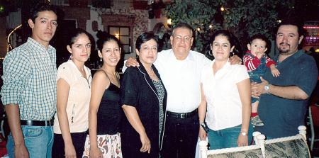 Evaristo Olague Quintero celebró sus 60 años de vida, acompañado por su esposa Laura Rodríguez y sus hijos, Édgar, Alba, Laura, José Antonio y Leonardo.