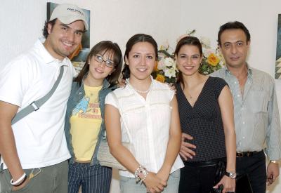 Jorge Montes, Mónica Rodríguez, Rosa Gordillo, Ana Rosa y Charly Bachaalani, asistieron a la inauguración de Mensajeros.