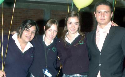 Norma Capin, Paulina Martínez, Luisa Pérez y Tatiux Madinaveitia, en reciente convivio escolar.