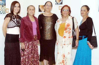 Soledad Gordillo con sus hermanas Ángeles, Rosa Elena, Martha y Guillermina.