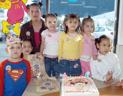 Gloria Gabriela y Luis Alejandro Valles Rodríguez disfrutaron de una divertida fiesta de cumpleaños, acompañados por un grupo de amiguitos, quienes le llevaron muchos regalos.