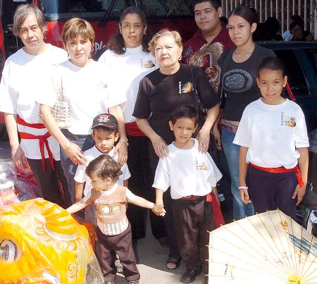 08 de noviembre 2005
LIliana Sanchéz Chong, Hipólita Chong, Ciela Tea Santos, Sebastián Sánchez Chong, Jesús Tea, Emmanuel Tea, Luis C. Tea y Juan Tea Santos , en reciente convivencia