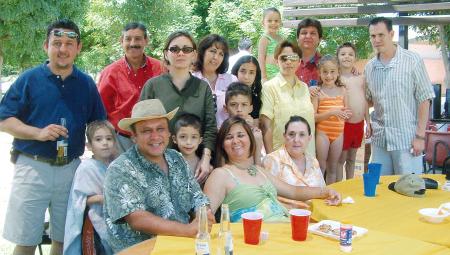 Familias López Leal, López Patiño, Del Moral Máynez y Cárdenas López, en una divertida comida celebrada en San Pedro, Coahuila