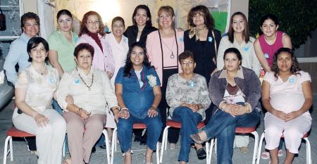 Mireya Ríos de Bañuelos acompañada por un grupo de amigas y familiares, en el festejo que le prepararon por el próximo nacimiento de su tercer bebé