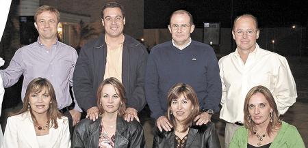 Los anfitriones del festejo, Javier y Magdalena Villarreal acompañados de Carlos y Cristina Alatorre, Andrés y Marcela Sotomayor, Miguel y Laura Murra.