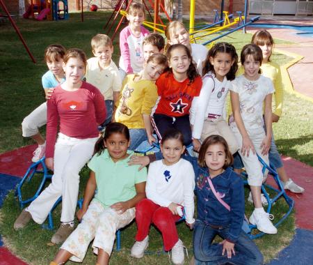 09 de noviembre 2005
María Isabel Rocha Leal con sus amiguitos, quienes la acompañaron en su fiesta de cumpleaños.