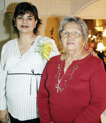 09 de noviembre 2005
Marcela Bollaín y Goytia de cueto acompañada por su suegra, Ofelia Wong de Cueto, quien le organizó una fiesta de canastilla por el cercano nacimiento de su primogénito