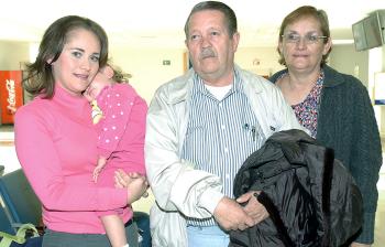 Georgina Galván viajó  con destino a Houston  y fue desepedida por sus padres.