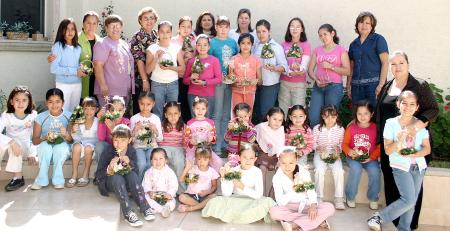 Club de Jardinería Infantil Margarita en su junta de trabajo, las acompañan sus asesoras y la presidenta de la Federación, Ángeles Balcázar.