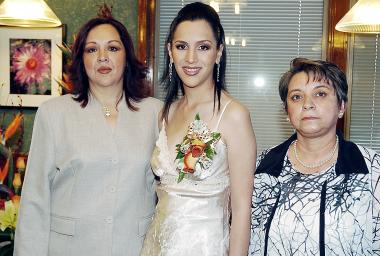 La festejada acompañada por su mamá, la Sra. Eugenia Muñiz  de Córdova  y su suegra, Guadalupe Betancourt  de Carreón.