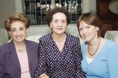 María Elena de Fernández, María Luisa de Papadópulos y Gaby de García, asistieron a una agradable reunión.