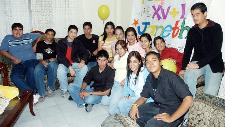 Janeth Félix en su fiesta de cumpleaños con sus amigos Keshia, Natalia, Mariana, Evelyn, José Ulises, Lucero, Melissa, Édgar, Jorge, Édgar y Armando, entre otros más.