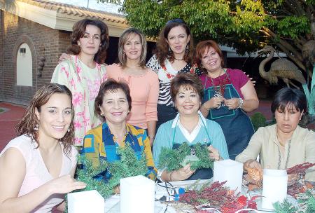 Lupita de Aguilera, Luíta de Lara, Meche, Itzel, Marisa, Yanira, Carmelita y Cristina de Abularach elaboraron diseños florales.