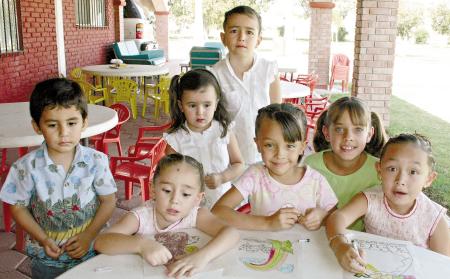 11 de noviembre 2005
Samir, Paulina, Andrea, Luisa, Eugenia, Adriana y Paulina, en un convivio infantil .