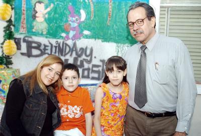 Los hermanos Joshua  y Belinda acompañados de sus papás, Silvestre Faya y Estrella Atilano de Faya.